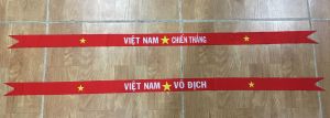 Băng rôn đeo đầu cổ vũ Việt Nam